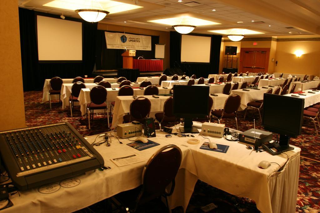 The Glenmore Inn & Convention Centre YYC Eksteriør billede